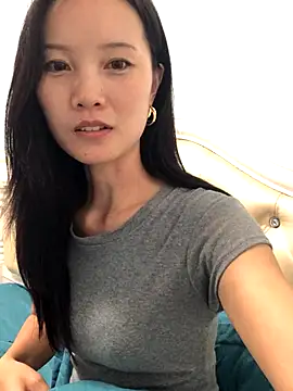 Snapshot of Mile-m chatting on 10/20/25, 04:18 Mile-m online show from 10/20/25, 04:18