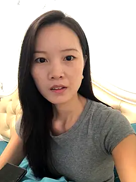 Snapshot of Mile-m chatting on 10/22/25, 02:12 Mile-m online show from 10/22/25, 02:12