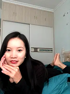 Snapshot of Mile-m chatting on 10/25/25, 03:36 Mile-m online show from 10/25/25, 03:36