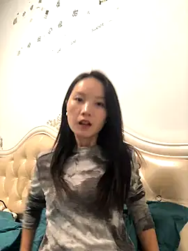 Snapshot of Mile-m chatting on 10/26/25, 01:39 Mile-m online show from 10/26/25, 01:39