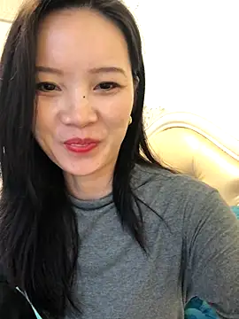 Snapshot of Mile-m chatting on 11/16/25, 08:42 Mile-m online show from 11/16/25, 08:42