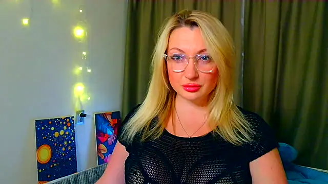 Snapshot of Mila5361 chatting on 10/17/25, 11:02 Mila5361 online show from 10/17/25, 11:02