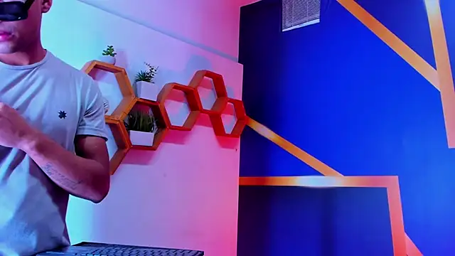 Play boys Hot2 online show from 10/11/25, 12:04