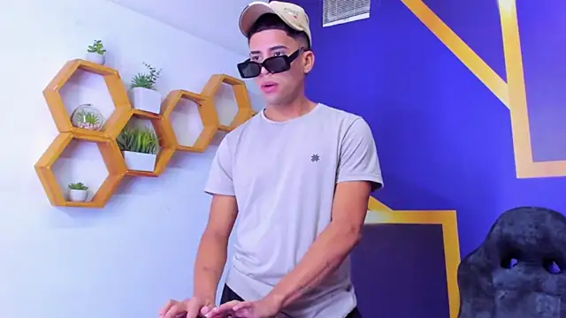 Play boys Hot2 online show from 10/13/25, 12:16