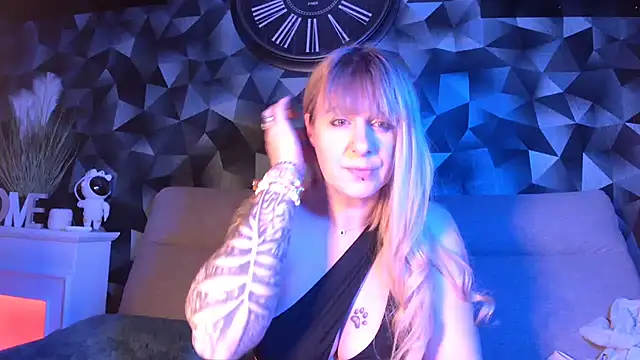 Delichieuse5 online show from 02/17/25, 08:47