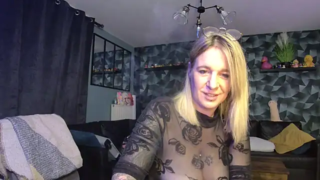 Delichieuse5 online show from 10/07/25, 07:44