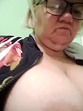 Snapshot of LusiyaGold5 chatting on 10/13/25, 09:59 LusiyaGold5 online show from 10/13/25, 09:59