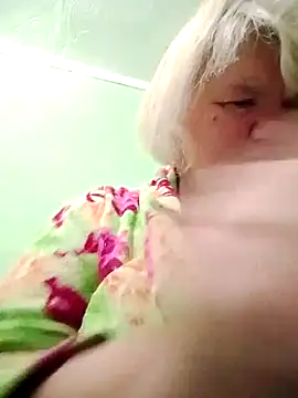 Snapshot of LusiyaGold5 chatting on 10/15/25, 11:27 LusiyaGold5 online show from 10/15/25, 11:27