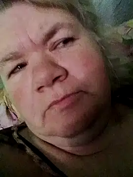 Snapshot of LusiyaGold5 chatting on 10/19/25, 01:06 LusiyaGold5 online show from 10/19/25, 01:06