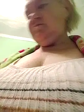 Snapshot of LusiyaGold5 chatting on 10/21/25, 09:26 LusiyaGold5 online show from 10/21/25, 09:26