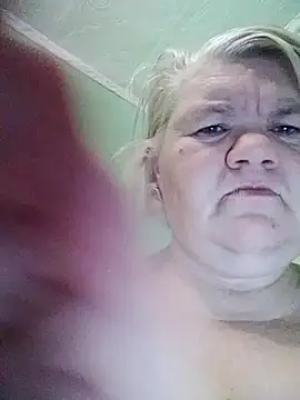 Snapshot of LusiyaGold5 chatting on 10/22/25, 09:03 LusiyaGold5 online show from 10/22/25, 09:03