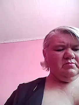 Snapshot of LusiyaGold5 chatting on 10/23/25, 12:26 LusiyaGold5 online show from 10/23/25, 12:26