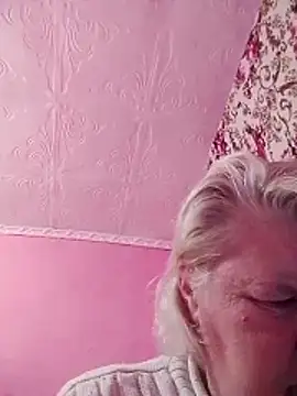 Snapshot of LusiyaGold5 chatting on 10/26/25, 07:31 LusiyaGold5 online show from 10/26/25, 07:31