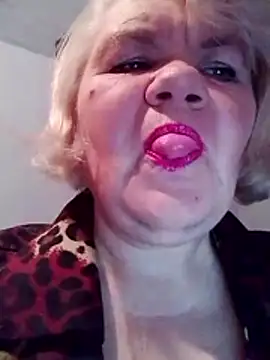 Snapshot of LusiyaGold5 chatting on 10/28/25, 05:26 LusiyaGold5 online show from 10/28/25, 05:26