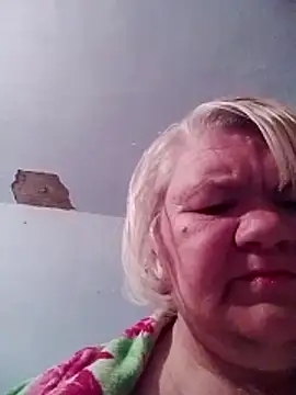 Snapshot of LusiyaGold5 chatting on 10/31/25, 08:32 LusiyaGold5 online show from 10/31/25, 08:32