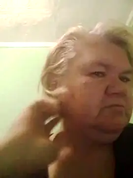 Snapshot of LusiyaGold5 chatting on 11/04/25, 10:42 LusiyaGold5 online show from 11/04/25, 10:42