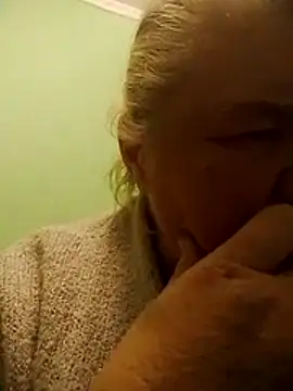 Snapshot of LusiyaGold5 chatting on 11/16/25, 09:09 LusiyaGold5 online show from 11/16/25, 09:09