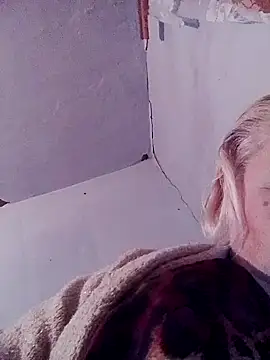 Snapshot of LusiyaGold5 chatting on 11/19/25, 08:31 LusiyaGold5 online show from 11/19/25, 08:31