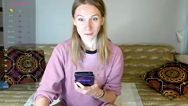 Snapshot of Amalia_Mio chatting on 10/31/25, 10:16 Amalia Mio online show from 10/31/25, 10:16