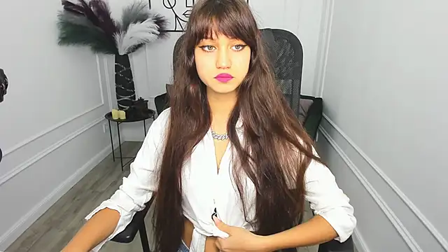 Snapshot of TiffanyYounge chatting on 11/14/25, 12:37 TiffanyYounge online show from 11/14/25, 12:37