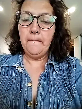 Snapshot of -saraqueen- chatting on 10/16/25, 01:45 -saraqueen- online show from 10/16/25, 01:45