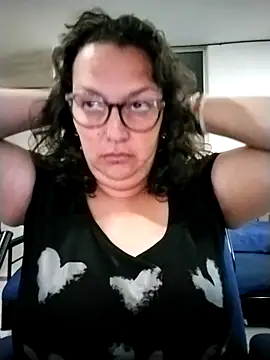 Snapshot of -saraqueen- chatting on 10/21/25, 02:51 -saraqueen- online show from 10/21/25, 02:51