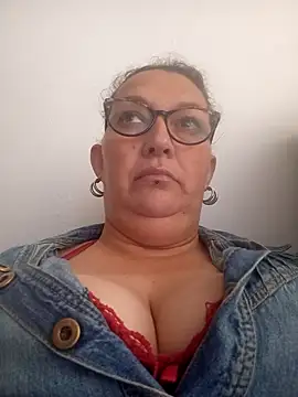 Snapshot of -saraqueen- chatting on 10/24/25, 03:52 -saraqueen- online show from 10/24/25, 03:52