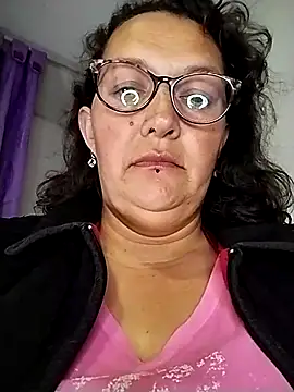 Snapshot of -saraqueen- chatting on 11/07/25, 02:44 -saraqueen- online show from 11/07/25, 02:44