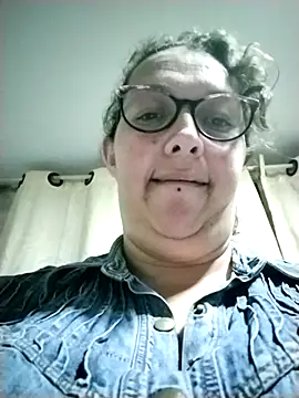 Snapshot of -saraqueen- chatting on 11/14/25, 02:10 -saraqueen- online show from 11/14/25, 02:10