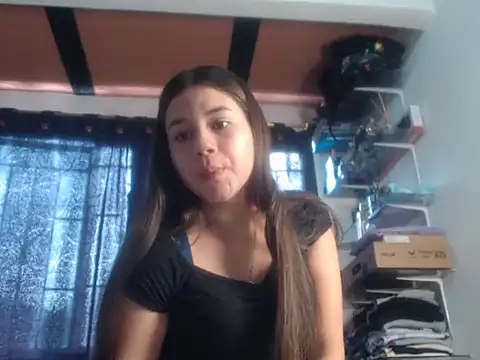 Snapshot of Saraa_loove chatting on 10/17/25, 12:41 Saraa loove online show from 10/17/25, 12:41