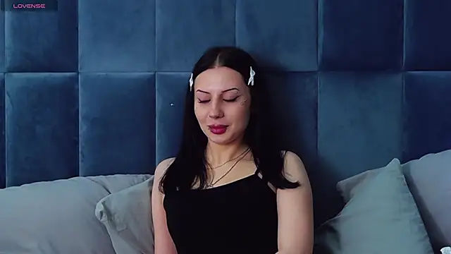 MaeAnna online show from 11/19/25, 04:23