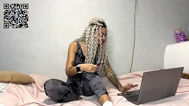 Snapshot of AngelWithBeautyPussy chatting on 10/07/25, 11:40 AngelWithBeautyPussy online show from 10/07/25, 11:40
