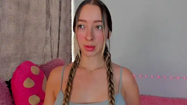 Snapshot of Sophia_rouse chatting on 11/15/25, 05:20 Sophia rouse online show from 11/15/25, 05:20