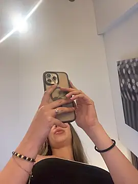 Snapshot of Sophia_rouse chatting on 11/22/25, 01:37 Sophia rouse online show from 11/22/25, 01:37