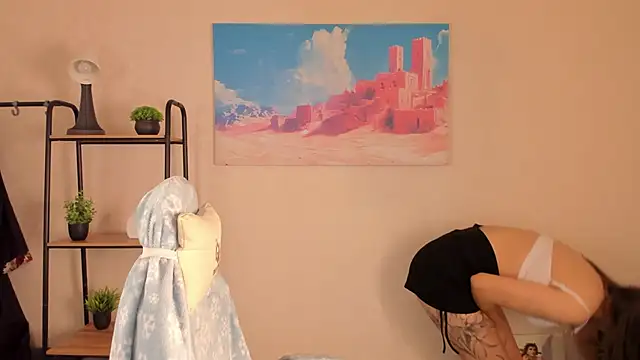 Nuura Moore online show from 10/22/25, 01:06