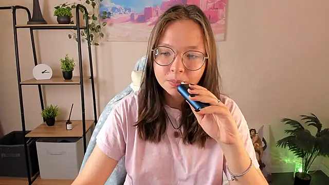 Nuura Moore online show from 10/24/25, 01:24