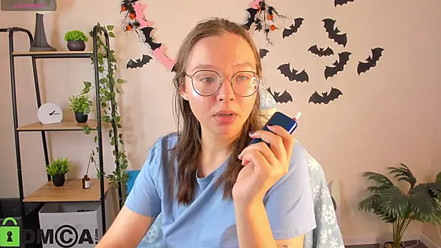 Nuura Moore online show from 11/04/25, 12:54