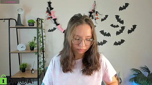 Nuura Moore online show from 11/05/25, 12:54