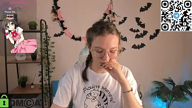 Nuura Moore online show from 11/06/25, 01:17