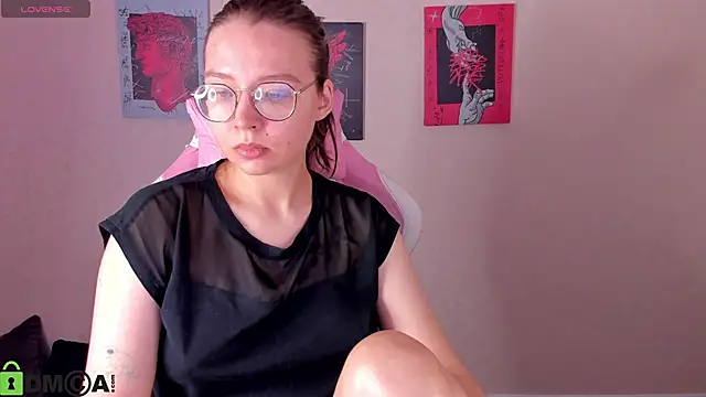 Nuura Moore online show from 11/21/25, 01:04