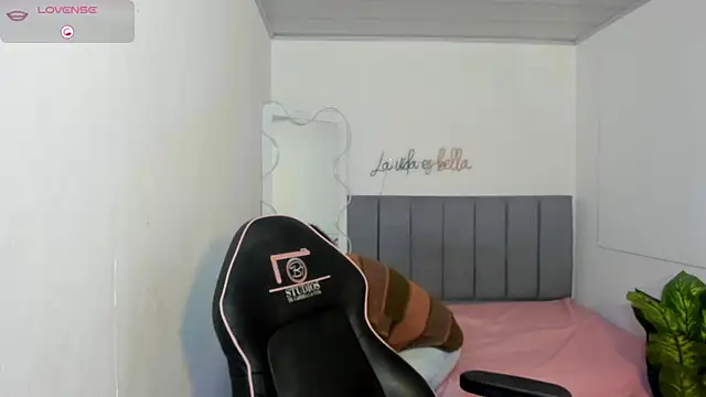 THIANA TAY online show from 10/25/25, 02:52