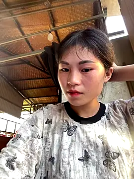 Snapshot of Mylinh- chatting on 10/18/25, 08:59 Mylinh- online show from 10/18/25, 08:59