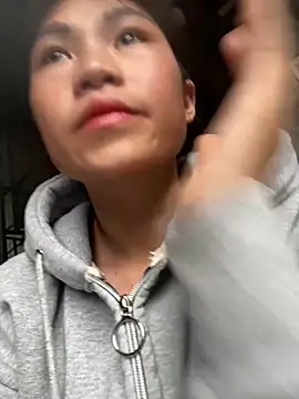 Snapshot of Mylinh- chatting on 10/19/25, 12:00 Mylinh- online show from 10/19/25, 12:00