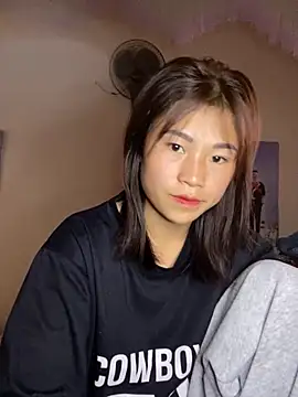 Snapshot of Mylinh- chatting on 10/31/25, 03:07 Mylinh- online show from 10/31/25, 03:07