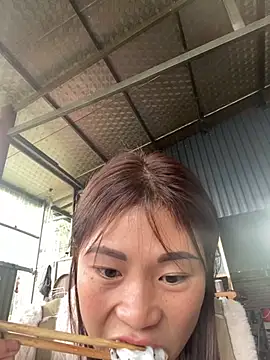 Snapshot of Mylinh- chatting on 11/02/25, 04:48 Mylinh- online show from 11/02/25, 04:48