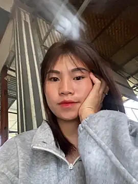 Snapshot of Mylinh- chatting on 11/06/25, 11:59 Mylinh- online show from 11/06/25, 11:59