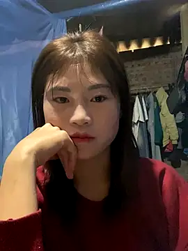 Snapshot of Mylinh- chatting on 11/12/25, 09:10 Mylinh- online show from 11/12/25, 09:10