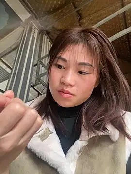 Snapshot of Mylinh- chatting on 11/14/25, 12:09 Mylinh- online show from 11/14/25, 12:09