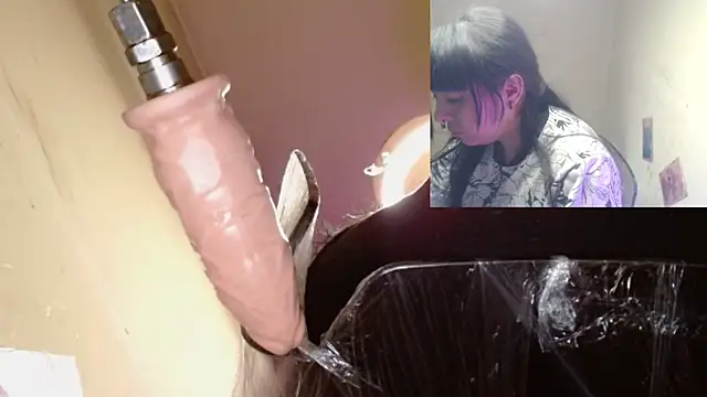 Snapshot of Lunabunnycreamy chatting on 11/11/25, 02:00 Lunabunnycreamy online show from 11/11/25, 02:00