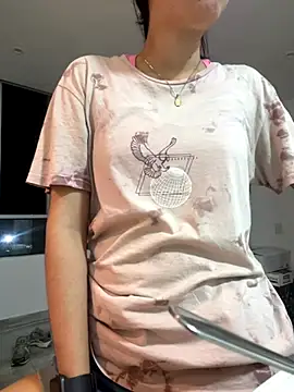 Snapshot of emi_star chatting on 10/27/25, 01:42 emi star online show from 10/27/25, 01:42